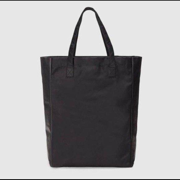 SOLD! NWT GUCCI Viaggio Black Leather Tote 💯 authentic - Picture 2 of 3